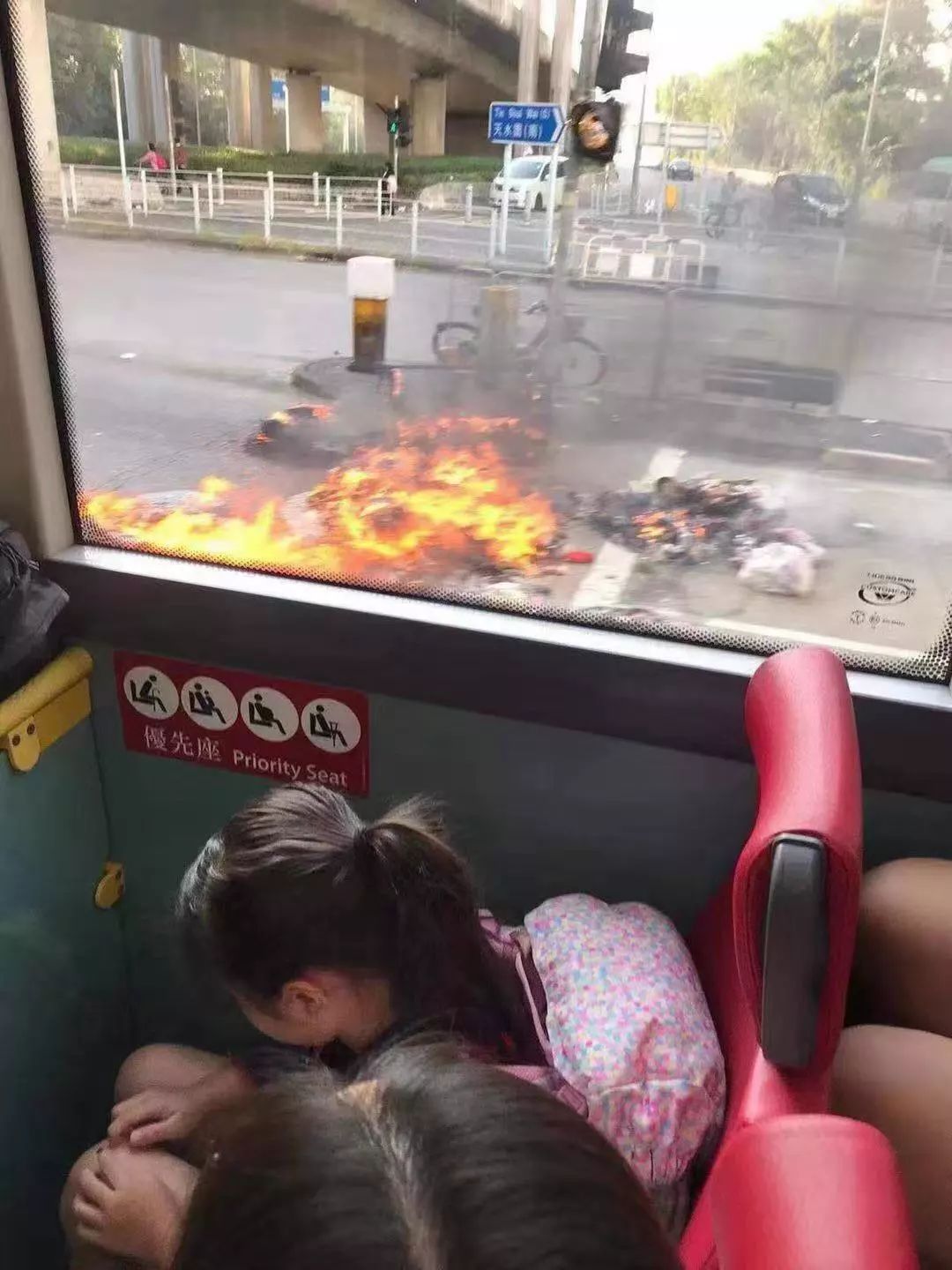 “他們想讓香港癱瘓！”暴徒對市民淋潑易燃液體、朝校車前扔汽油彈……