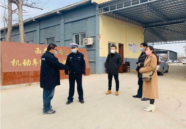 西安交警利用雙休日對(duì)轄區(qū)校車集中進(jìn)行上線檢測(cè)