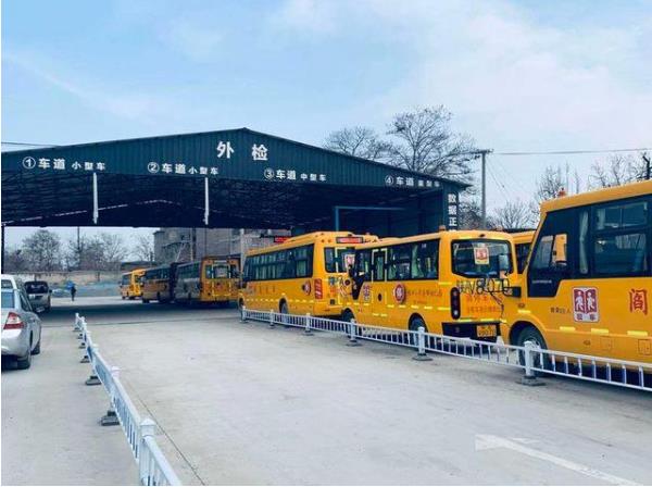 西安交警利用雙休日對(duì)轄區(qū)校車集中進(jìn)行上線檢測(cè)