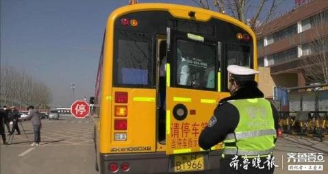 模擬開學(xué)！德州尚德小學(xué)開展疫情防控校車應(yīng)急演練