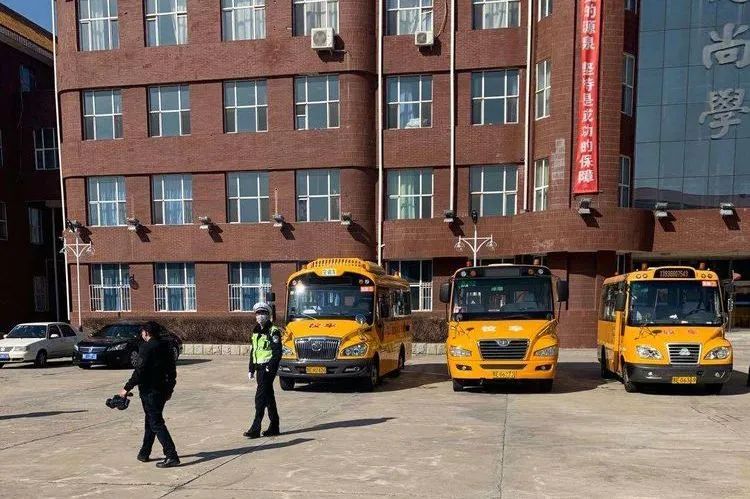 大慶交警深入大慶中學(xué)開展校車駕駛?cè)税踩嘤?xùn)及安全大檢查