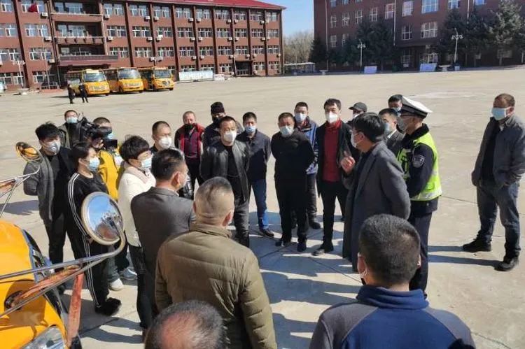 大慶交警深入大慶中學(xué)開展校車駕駛?cè)税踩嘤?xùn)及安全大檢查