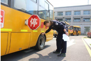 常德交警柳葉湖大隊(duì)：開展校車安全隱患大排查行動