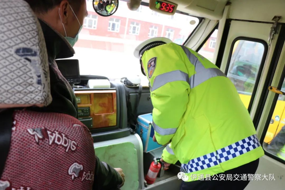 查安全、講案例，伊通交警為復(fù)學(xué)復(fù)課保駕護(hù)航