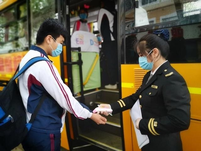 復(fù)課首日 交運(yùn)西海岸溫馨校車啟動(dòng)163輛校車為學(xué)子保駕護(hù)航