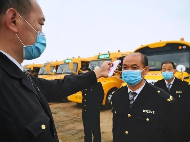 復(fù)課首日 交運(yùn)西海岸溫馨校車啟動(dòng)163輛校車為學(xué)子保駕護(hù)航