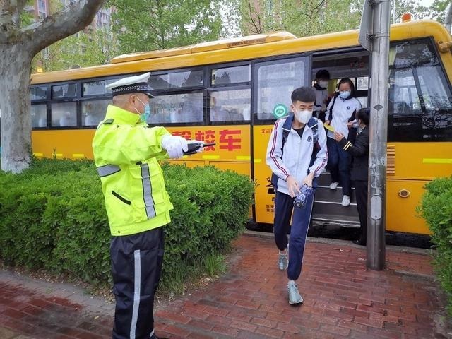 復(fù)課首日 交運(yùn)西海岸溫馨校車啟動(dòng)163輛校車為學(xué)子保駕護(hù)航