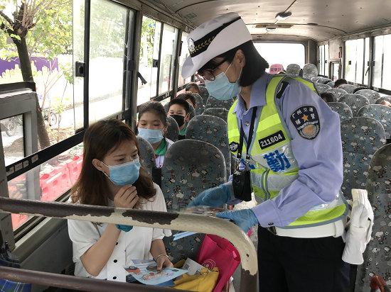 交警在校車上給隨行的老師進行宣傳和指導。信息時報記者 胡瀛斌 攝
