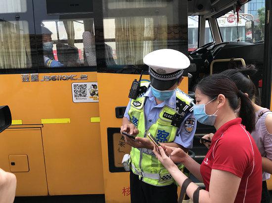 交警教家長通過手機掃描二維碼。信息時報記者 胡瀛斌 攝