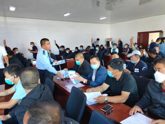 洮南公安交巡警對校車駕駛人進行復學前安全培訓
