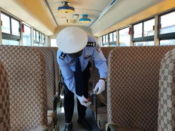 洮南公安交巡警對校車駕駛人進行復學前安全培訓