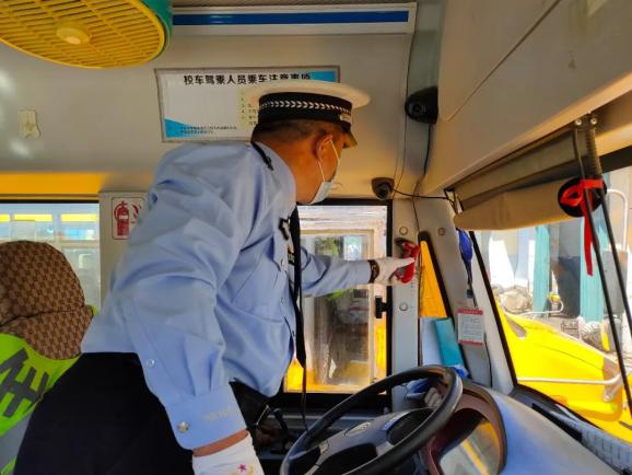 洮南公安交巡警對校車駕駛人進行復學前安全培訓