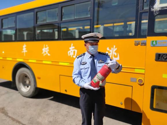 洮南公安交巡警對校車駕駛人進行復學前安全培訓