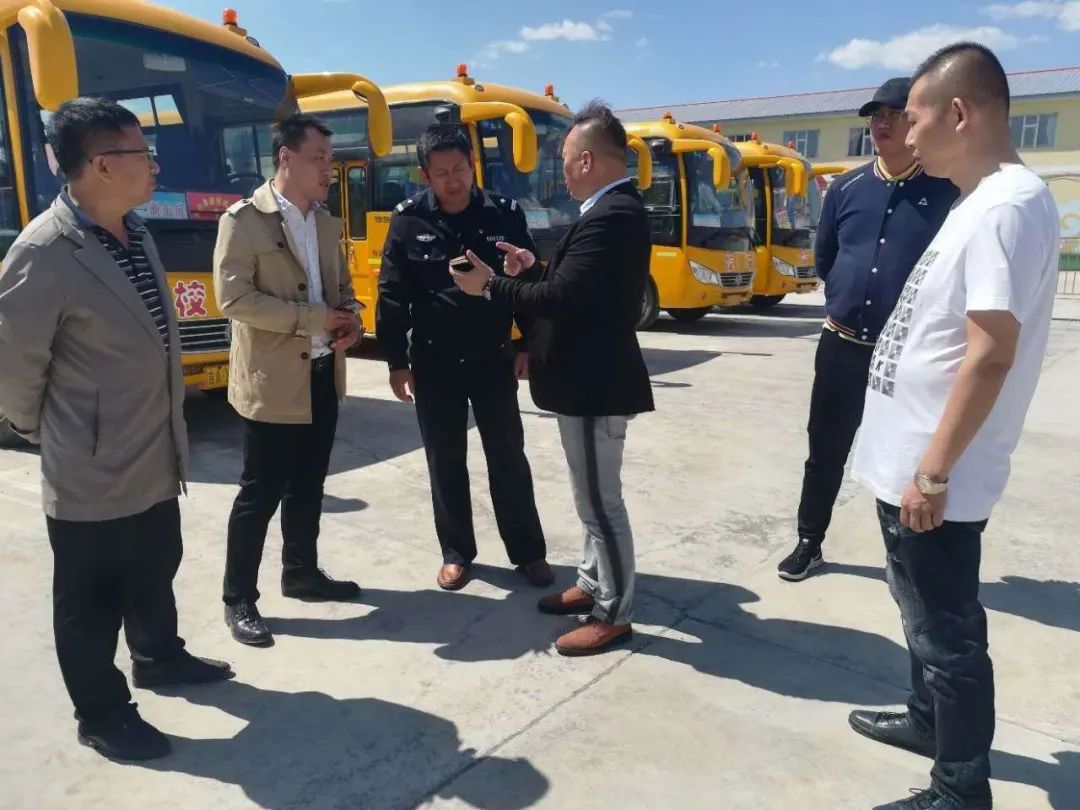 吉林：開學季 長白交警開展校車大“體檢”活動