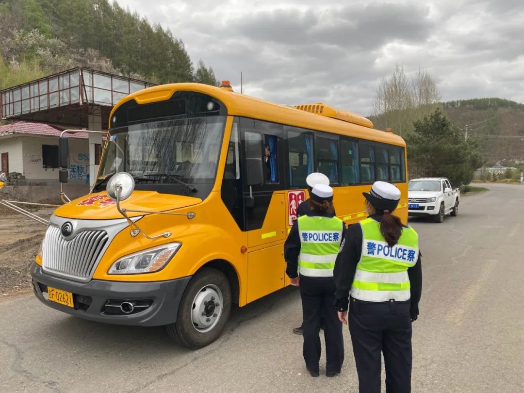 吉林：開學季 長白交警開展校車大“體檢”活動