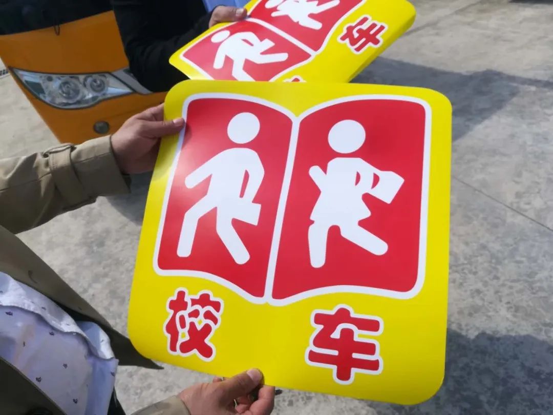 吉林：開學季 長白交警開展校車大“體檢”活動