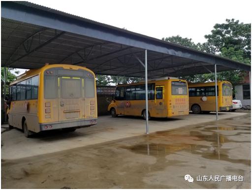 山東?。骸緺幾h】省道旁的交接——跨區域校車一章難蓋，家長望眼欲穿