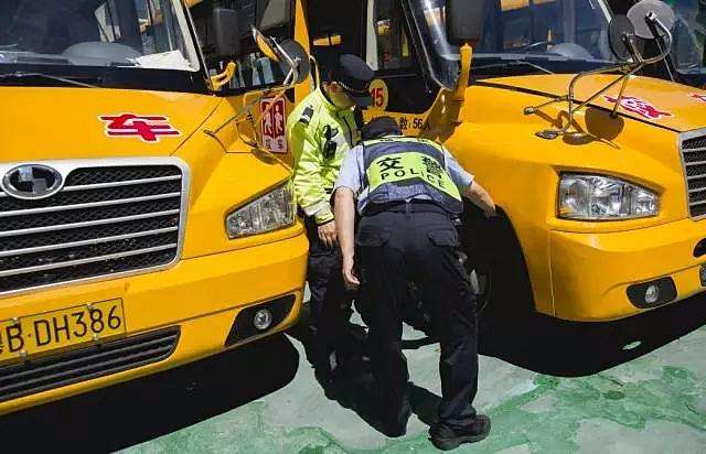 湖南省吉首交警嚴(yán)查“黑校車”