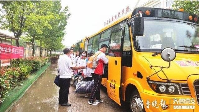 方便郊區(qū)2390名學(xué)生中考，膠州派64部校車專門去學(xué)校接人