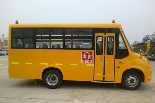 “校車起火了，孩子們跟我來！” 四川自貢沿灘開展校車應急逃生演練
