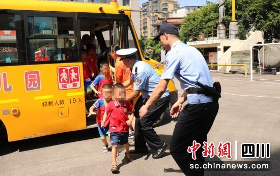 沿灘：聯合開展校車防火應急逃生演練