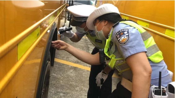 廣東里水學生返校時間越來越近，校車安全檢查起來~