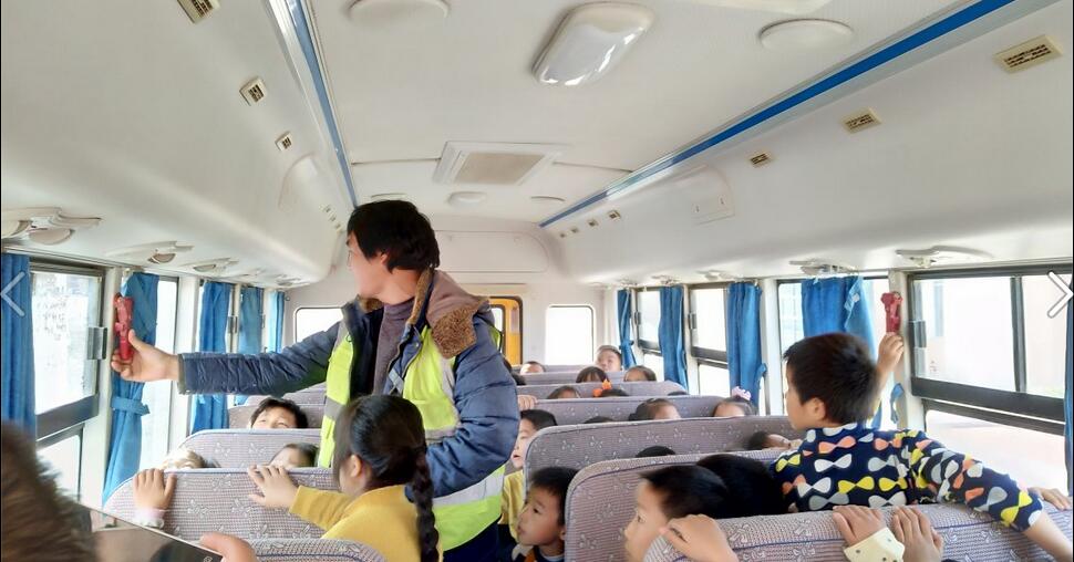 湖北省江陵希望小學：開展校車消防安全演練