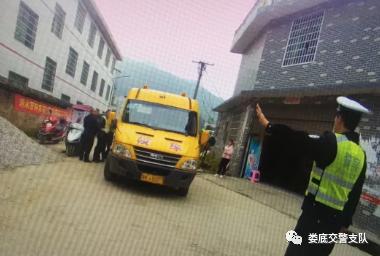 男子持C1駕證開校車被逮個正著，這下尷尬了