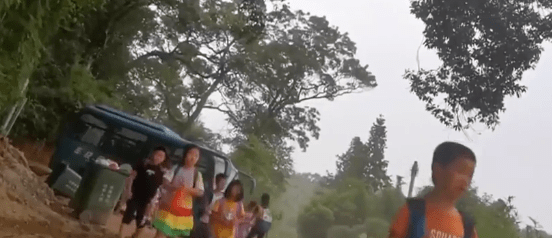 廣東：韶關這地的農村校車核載19人,實載39名學生,家長擔心安全問題