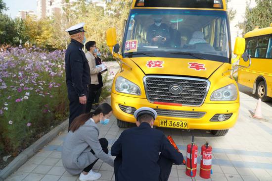 10月24日，庫爾勒市教育局聯(lián)合庫爾勒市公安局交警大隊對全市各學(xué)校、幼兒園的校車首次集中安檢，逐車開展安全隱患大排查，嚴(yán)把校車“體檢關(guān)”，為廣大中小學(xué)生和幼兒園孩子出行安全上把“安全鎖”。