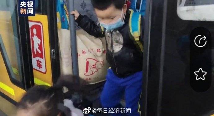 嚴(yán)重超載！新疆：幼兒園校車核載19人實(shí)載31人