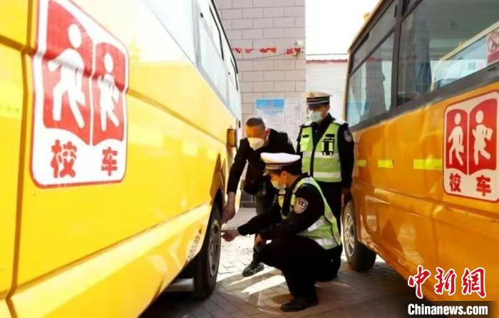 圖為河北開展接送學生車輛交通安全大檢查。河北省交管局供圖