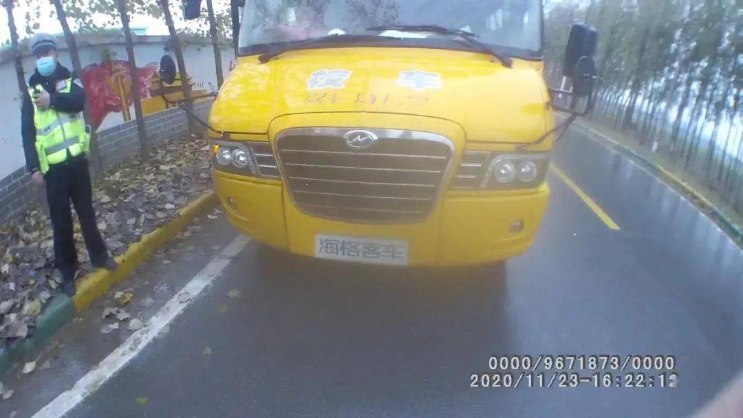 焦作武陟：這輛“黑校車”問題多，無牌，超員