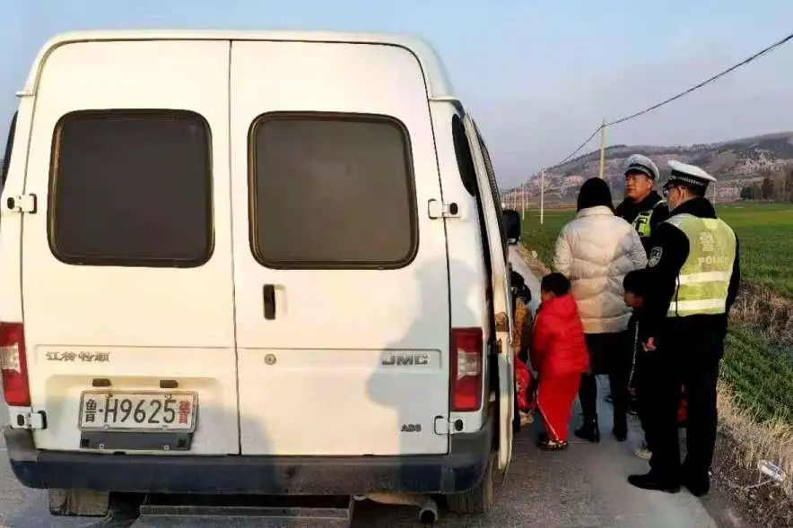 山東濟寧：校車意外拋錨 警車秒變校車