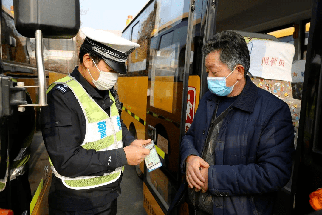 山東威海：暖心！校車體檢為學生撐起“保護傘”