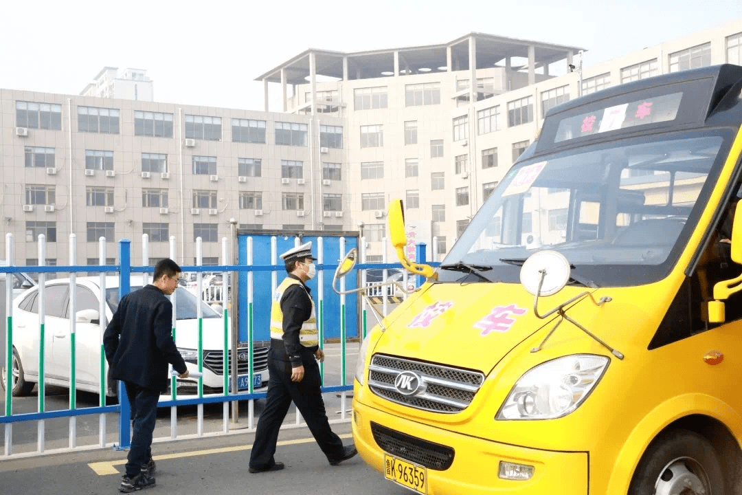 山東威海：暖心！校車體檢為學生撐起“保護傘”