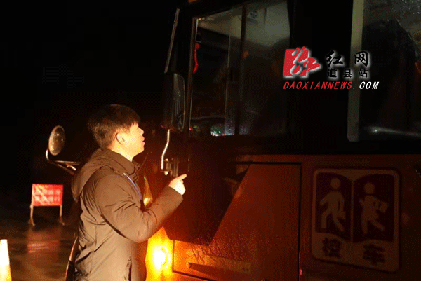 叮囑校車駕駛員安全謹(jǐn)慎駕駛.gif