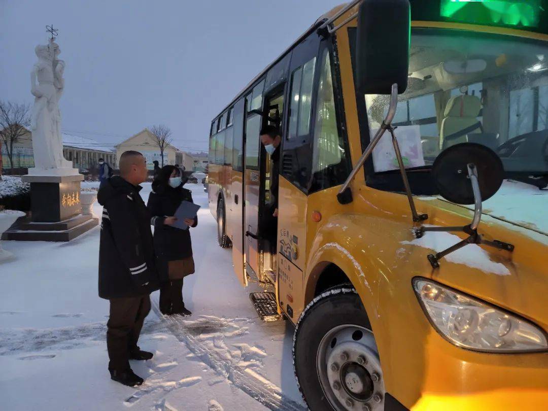 青島：溫馨校車啟動(dòng)雪天應(yīng)急運(yùn)行方案，確保安全運(yùn)行