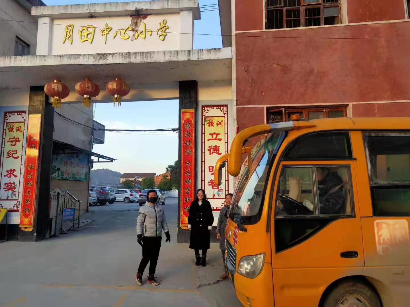 岳陽(yáng)縣月田鎮(zhèn)校車安全護(hù)衛(wèi)者：冰封雪地里最美的風(fēng)景