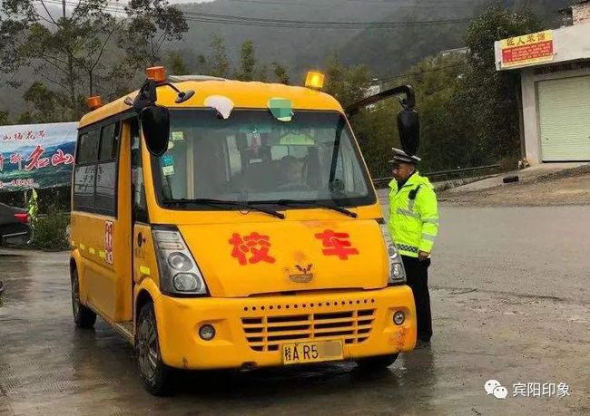 賓陽一校車違法超員，司機被罰2000元