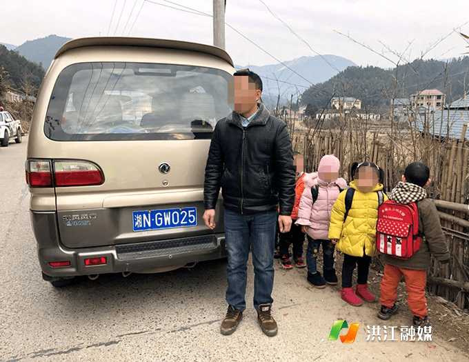 湖南洪江“黑校車”偷偷運載學(xué)生，被逮正著