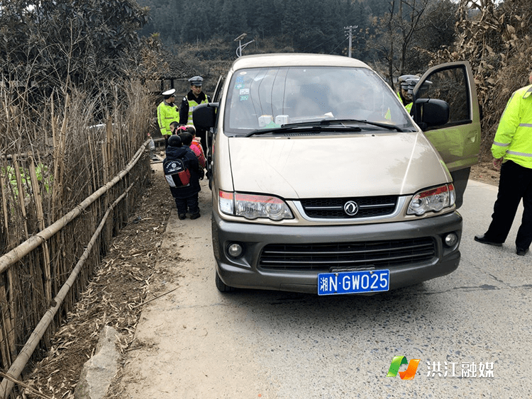 湖南洪江“黑校車”偷偷運載學(xué)生，被逮正著
