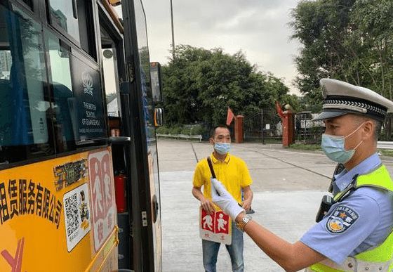 廣州交警在全國率先推出校車“一車一碼”安全管理新模式~