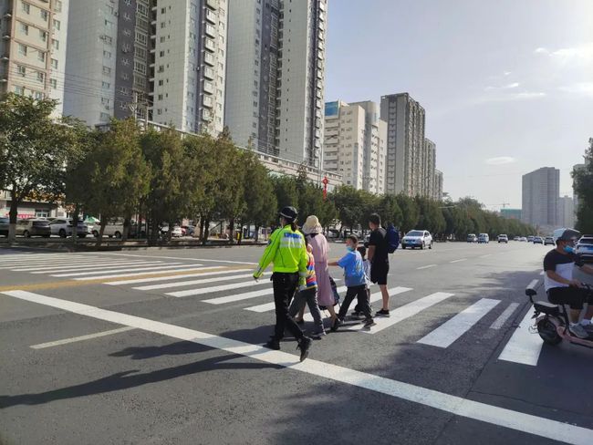 “雙減”路，庫爾勒公安交警加倍護！