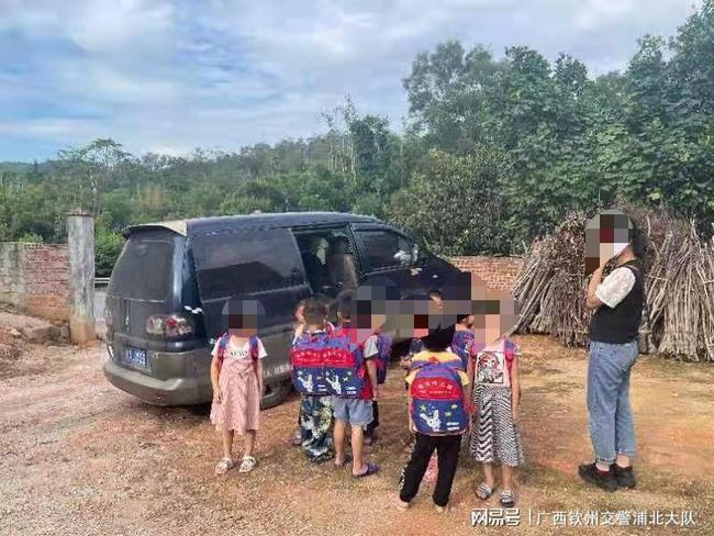 黑校車嚴重超員--浦北交警迅速查處
