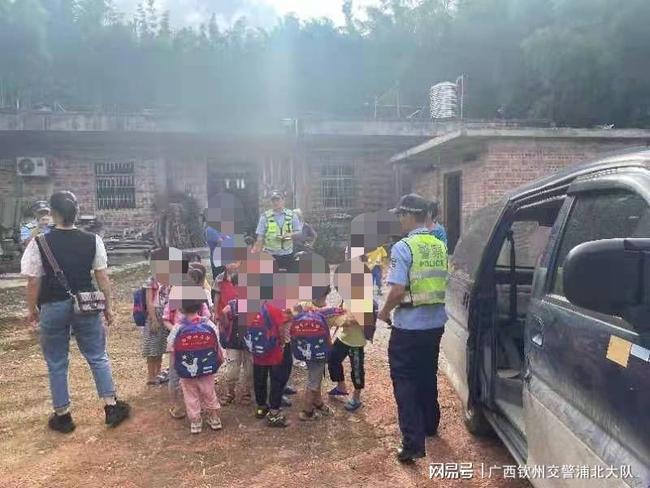 黑校車嚴重超員--浦北交警迅速查處