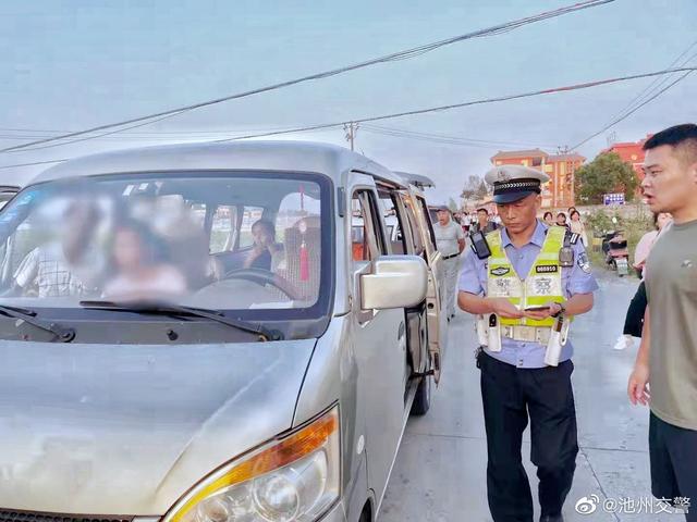 東至交警連查5輛“黑校車”