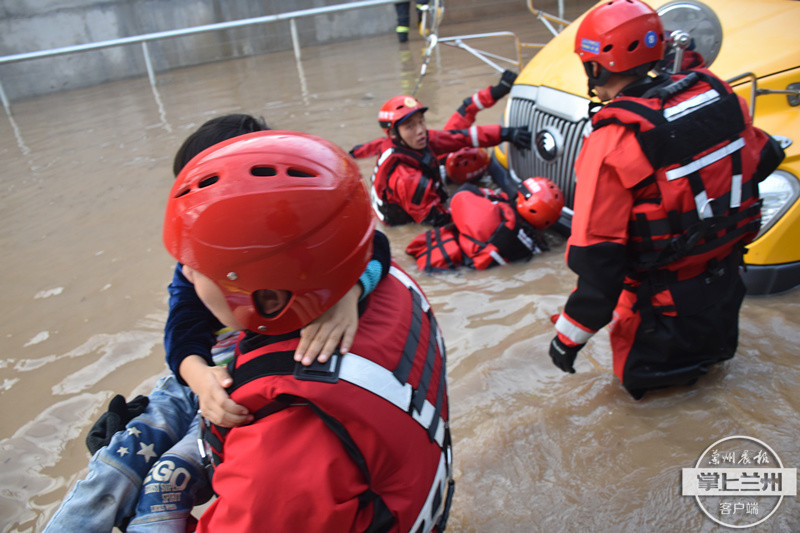 暖！強降雨致校車擱淺被困 慶陽消防涉水救出30余名學生