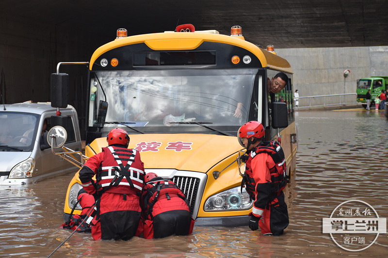 暖！強降雨致校車擱淺被困 慶陽消防涉水救出30余名學生