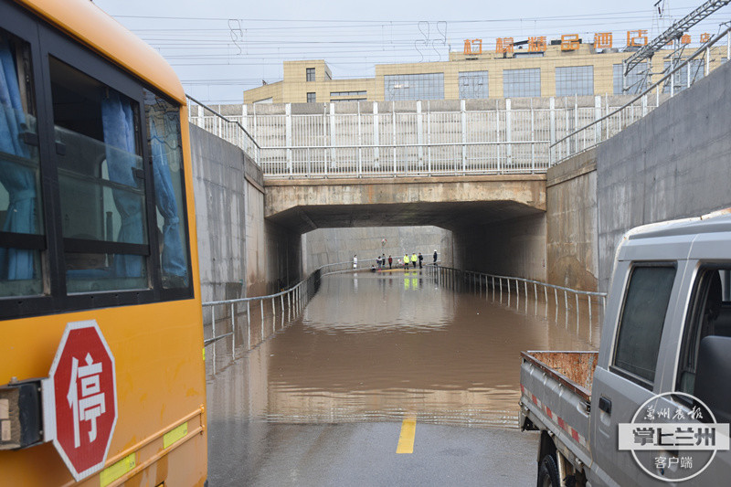 暖！強降雨致校車擱淺被困 慶陽消防涉水救出30余名學生